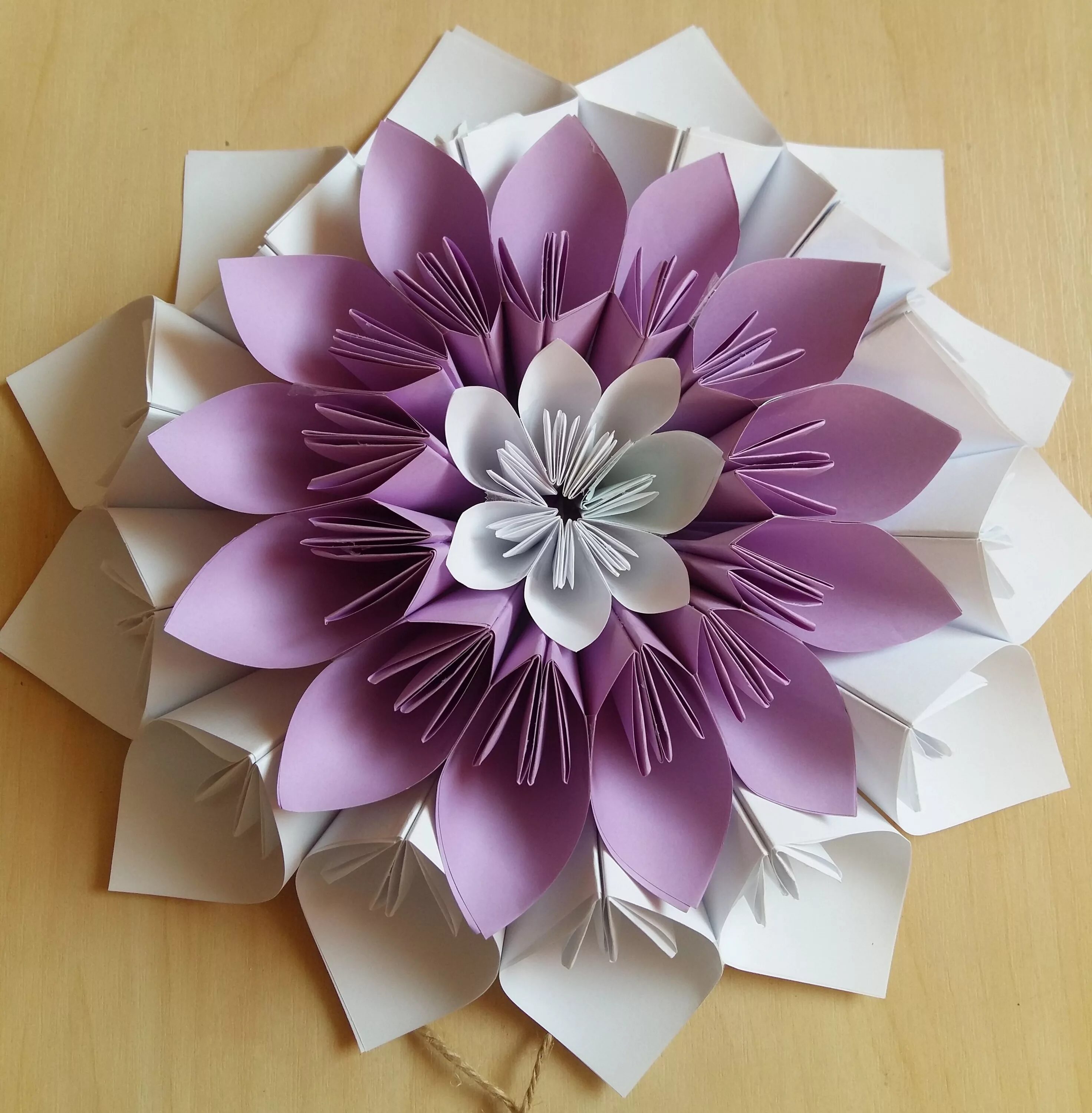 Поделки из бумаги фото Výsledek obrázku pro pinterest dekorace z papíru Paper flower tutorial, Paper fl