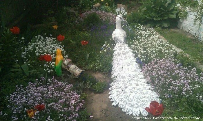 Поделки из бутылок для сада фото White Peacock from plastic bottles White peacock, Plastic bottle crafts, Paper m