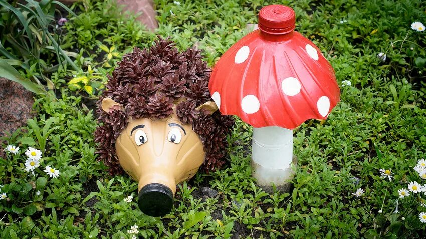 Поделки из бутылок фото и описание Cute or creepy? 10 of Russia's weirdest recycled garden decorations (PHOTOS) - R