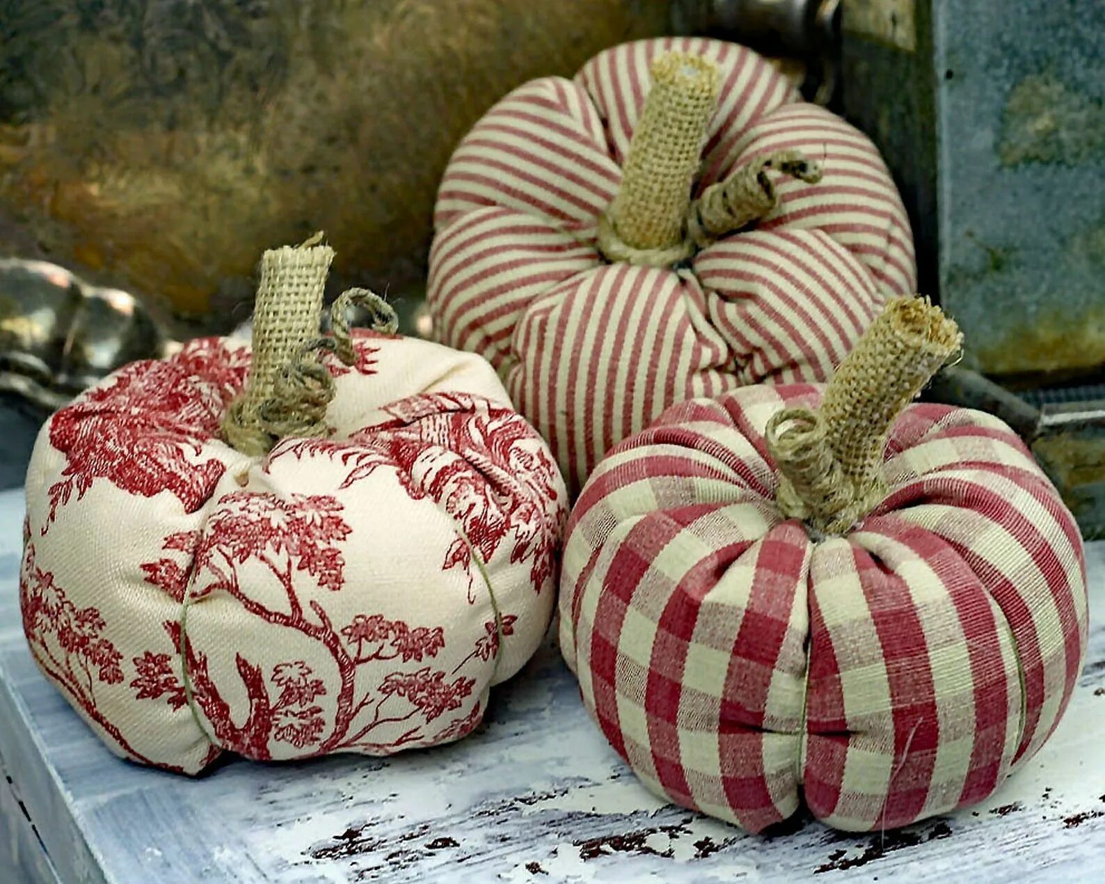 Поделки из декоративной тыквы фото Pin by Pinner on French Farm House Fall crafts, Fall halloween crafts, Fabric pu