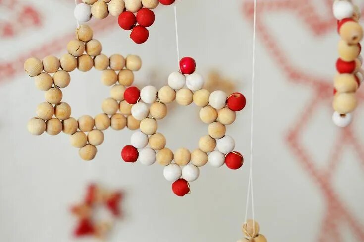 Поделки из деревянных бусин своими руками фото DIY Beaded Star Ornaments Christmas Motte's Blog Diy christmas ornaments easy, C