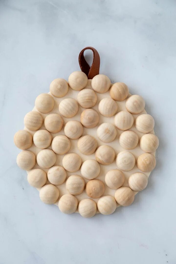 Поделки из деревянных бусин своими руками фото DIY Wood Bead Trivet Easy diy, Leather scraps, Wood