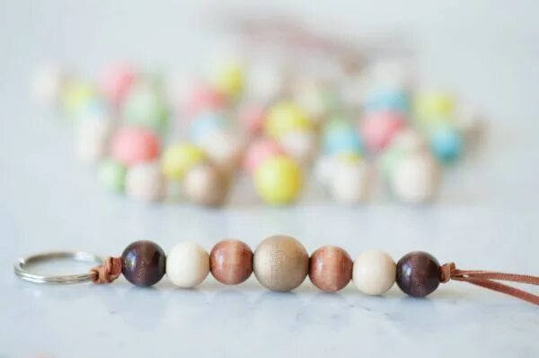 Поделки из деревянных бусин своими руками фото DIY Wooden Bead Keychain Beaded keychains, Wooden beads, Wooden diy