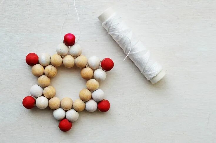 Поделки из деревянных бусин своими руками фото DIY Beaded Star Ornaments Christmas Motte's Blog Star ornament, Diy beads, Chris