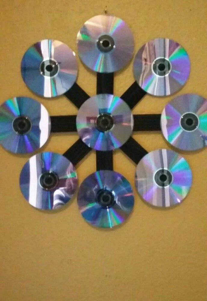Поделки из дисков своими руками фото How to Make Pretty Photo Stand From Old CD/DVD & Binder Clips Cd wall, Old cd, O