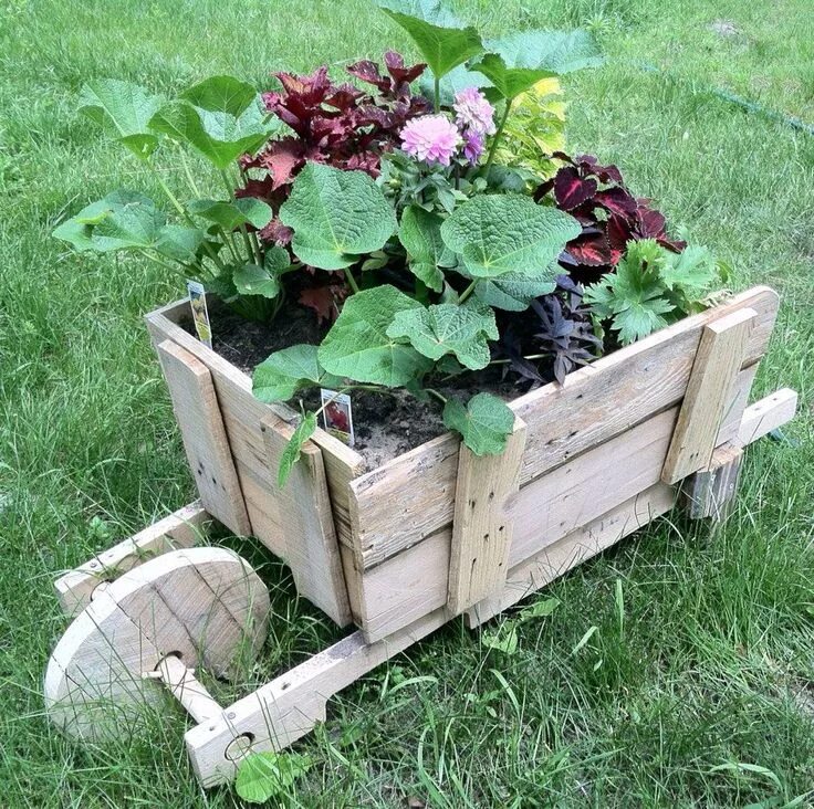 Поделки из досок своими руками для дачи 15.Wheel Barrel Planter Jardim diy, Jardim de paletes, Jardim do quintal