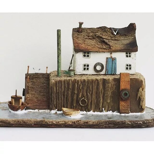 Поделки из дрифтвуда фото KIRSTY ELSON Driftwood crafts, Driftwood, Small wooden house