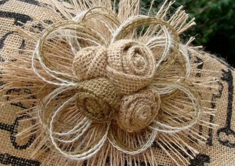 Поделки из джута и мешковины фото Мешковина, немного клея - и у вас шедевр! Burlap flowers, Burlap wedding cake to