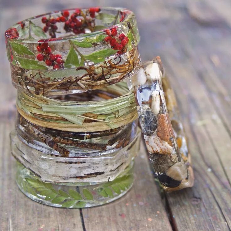 Поделки из эпоксидки своими руками фото Beautiful resin bracelets with natural element: flowers, pebbles, grasses etc. V