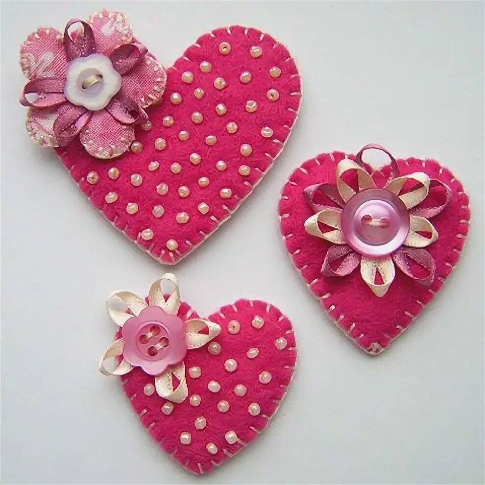 Поделки из фетра фото three heart brooches Broche de fieltro, Corazones de fieltro, Manualidades