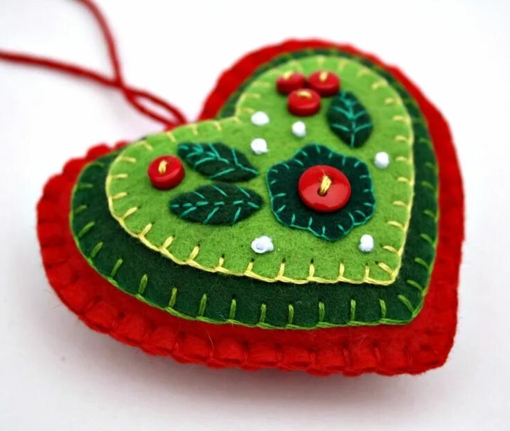 Поделки из фетра фото Red and Green felt heart Christmas Ornament Felt christmas ornaments, Felt ornam