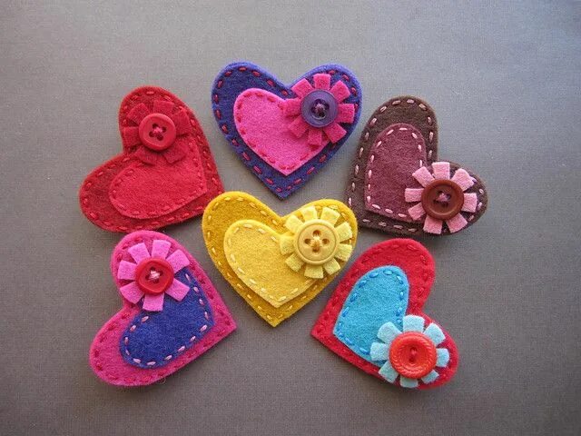 Поделки из фетра фото Hearts for pinning Felt crafts, Felt hearts, Felt ornaments