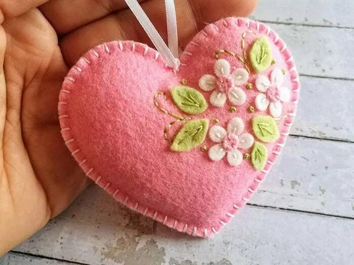 Поделки из фетра фото 18 Cool Valentine's Day Decor Ideas To Celebrate Love Valentine decorations, Diy