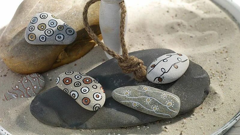 Поделки из гальки фото Steine bemalen - Ideen - edding Metallic colors, Create invitations, Stone step