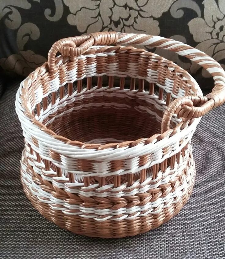 Поделки из газетных трубочек фото Работы Натальи Бильмон Newspaper crafts, Paper basket weaving, Basket weaving pa