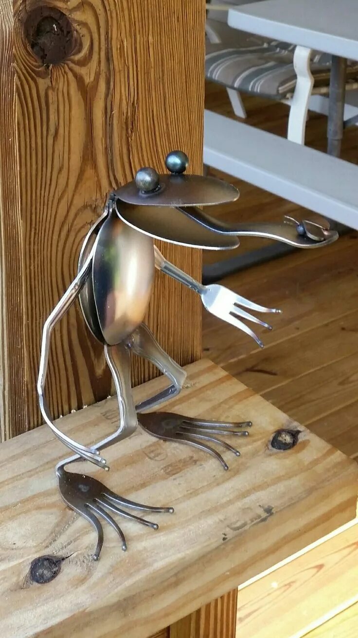 Поделки из хлама своими руками фото Frog made from spoons catching flies Cutlery art, Metal art, Metal art projects