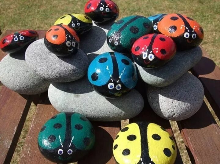 Поделки из камня для сада фото Божьи коровки из гальки Pedras pintadas, Artesanato com pedras, Pedras pintadas 