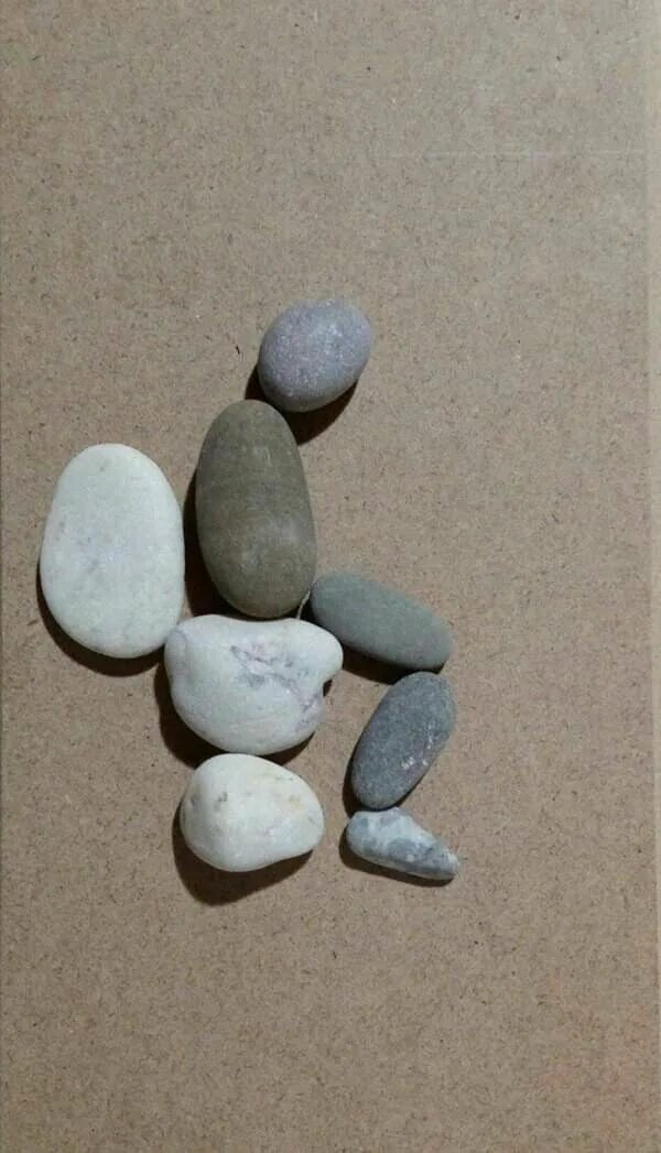 Поделки из камушков 1 класс фото Pin de رفودي العملاق en Ideas for the house Diseños con piedras, Mini casas de m