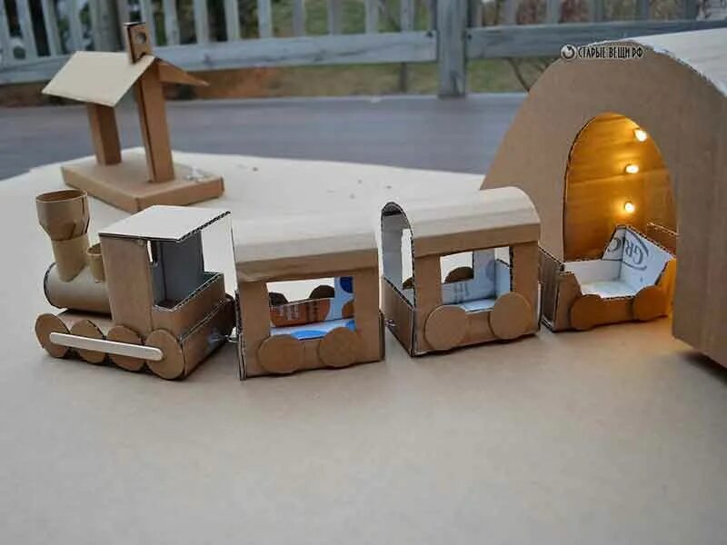 Поделки из картона фото для детей Parovozik Iz Kartona 08 Cardboard train, Cardboard crafts, Upcycled cardboard