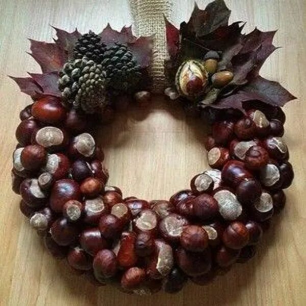 Поделки из каштанов своими руками фото Képtalálat a következőre: "chestnut wreath" Christmas wreaths, Wreaths, Autumn d