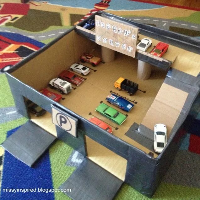 Поделки из коробок фото Matchbox car garage tutorial from MissyInspired. Brinquedos para crianças, Caixa