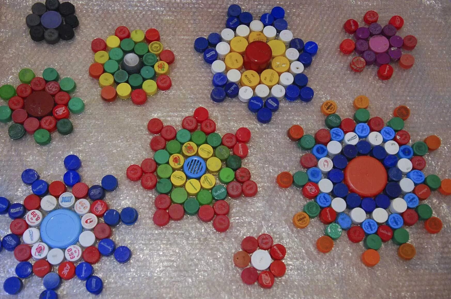 Поделки из крышек своими руками фото Reciclaje de tapas de botellas de pl � stico (Rostro de Jes � s) - bottle caps S