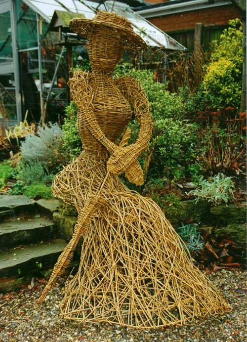Поделки из лозы фото Fab willow sculpture by www.twigtwisters.co.uk Garden art sculptures, Sculpture,