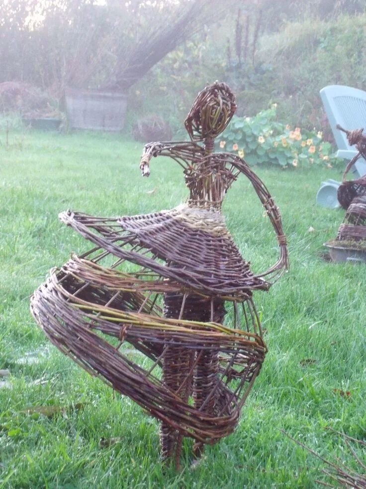 Поделки из лозы фото Personnages - Site de carinelosay ! Sculpture de jardin, Art des jardins, Statue