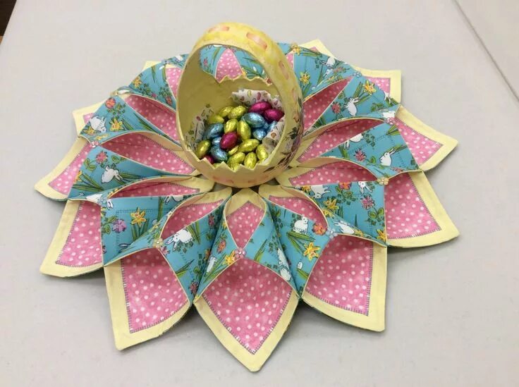 Поделки из материала своими руками фото Fold N Stitch Wreaths Sewing crafts, Fabric ornaments, Fabric wreath