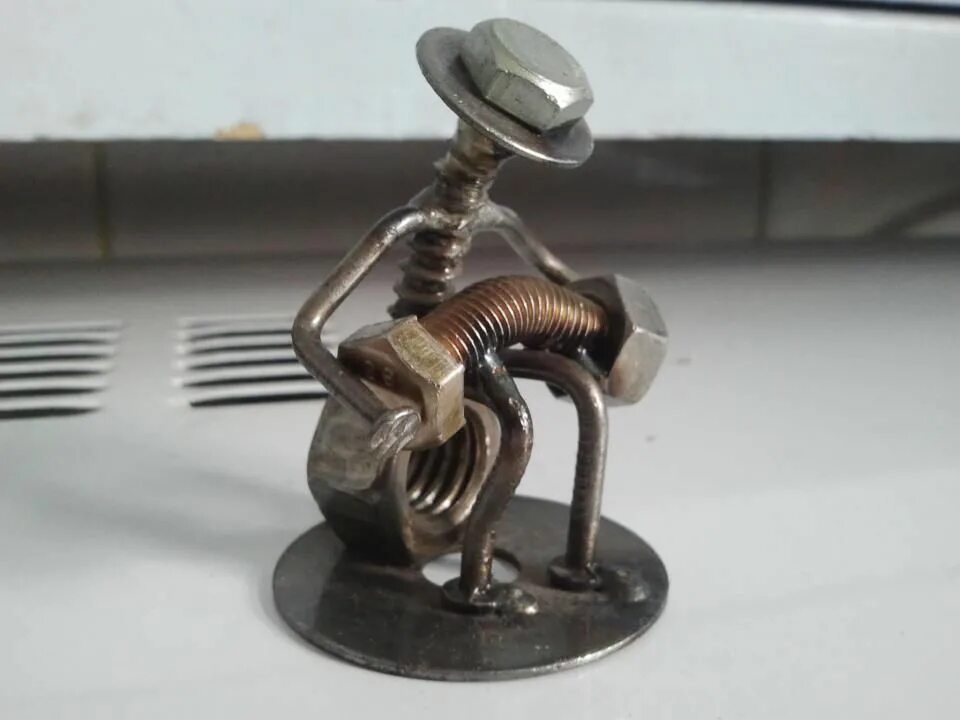 Поделки из металла с помощью сварки фото Acordeonista tanguero en tornillos, tuercas, arandelas... Scrap metal art, Metal