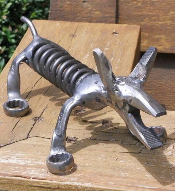 Поделки из металла сваркой фото Junk Yard Art - antiques of the future? Source A sculpture outside the Mechanica