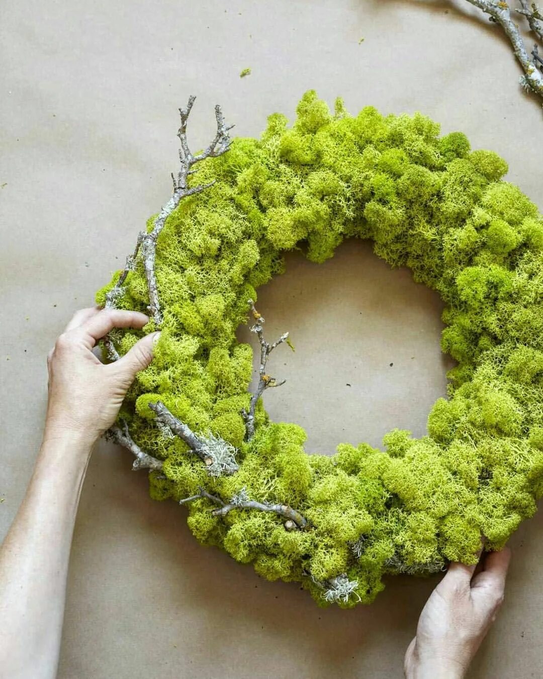 Поделки из мха своими руками фото Венок из стабилизированного мха Moss wreath Moss wreath diy, Door wreaths diy, D
