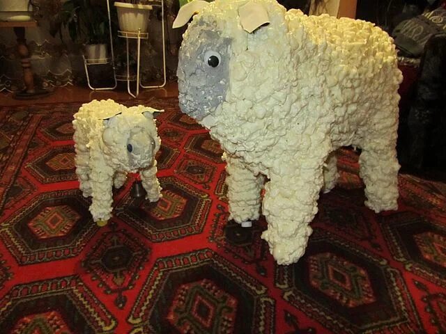 Поделки из монтажной пены своими руками фото Овечка и ягненок из монтажной пены Sheep, Foam crafts, Dinosaur stuffed animal