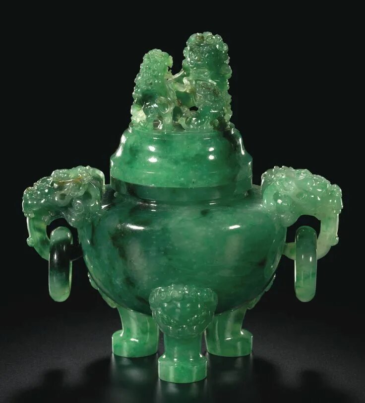 Поделки из нефрита фото A GREEN JADEITE CENSER AND COVER br QING DYNASTY, 19TH / EARLY 20TH CENTURY Lot 
