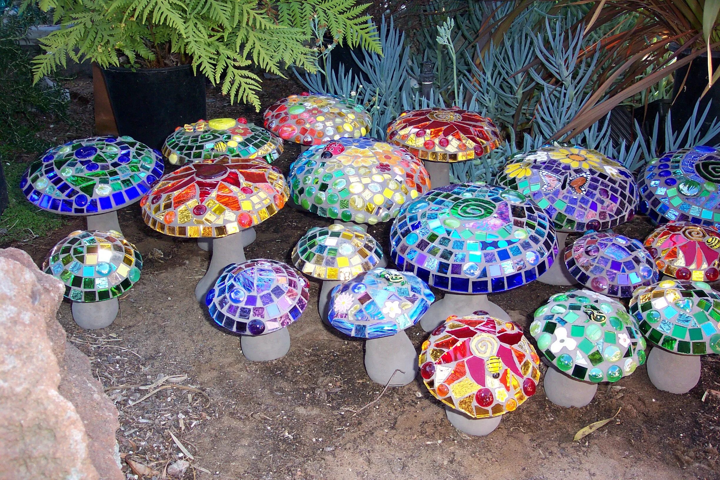 Поделки из остатков фото Mosaic Garden Art - Passiflora Mosaics - Fred & Donnell Pasion Mosaic garden, Mo