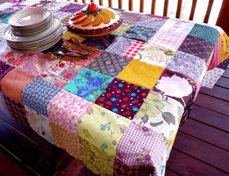 Поделки из остатков фото patchwork facile -nappe-table-motifs-floraux-multicolores Patchwork facile, Idée