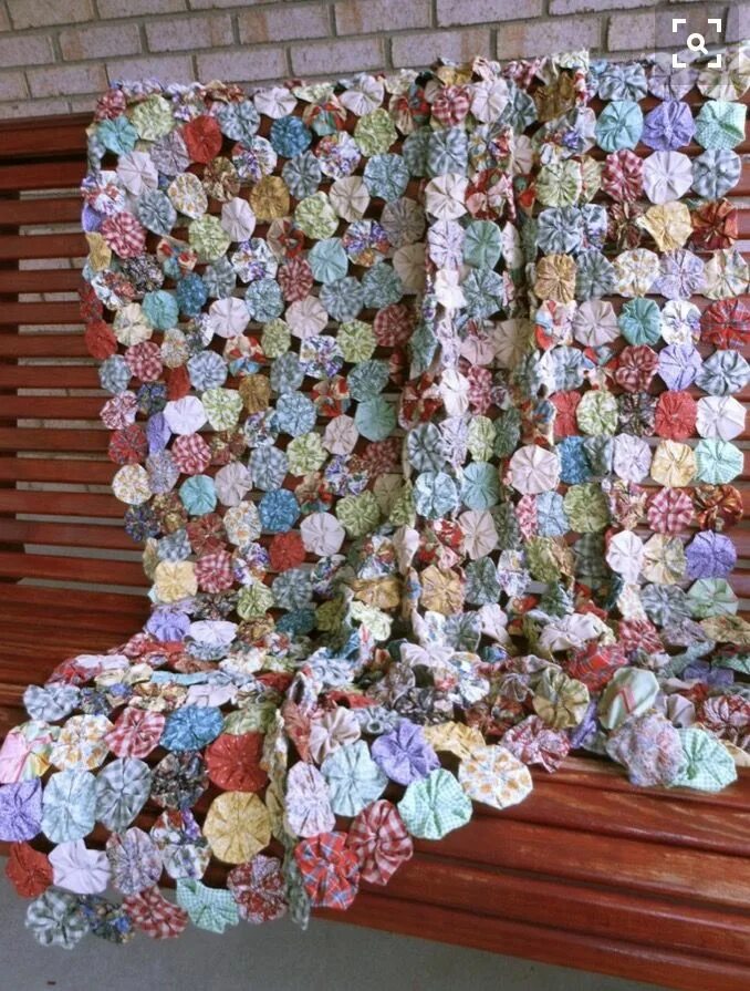 Поделки из остатков своими руками фото Pin by Hanne Overton on crafts Handcrafted quilts, Yo yo quilt, Quilts
