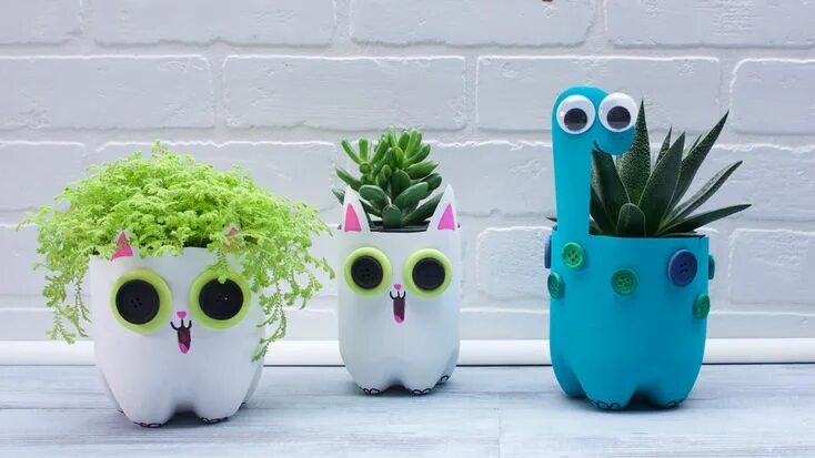 Поделки из пластика фото Super Simple Recycled Plastic Bottle Planters - Super Simple Bricolage à base de