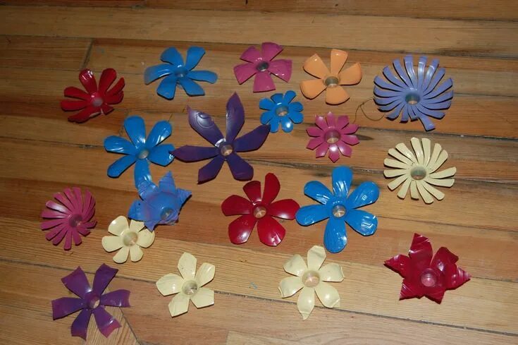 Поделки из пластика фото Soda Bottle Flower Tutorial Bottle crafts, Water bottle crafts, Plastic bottle f