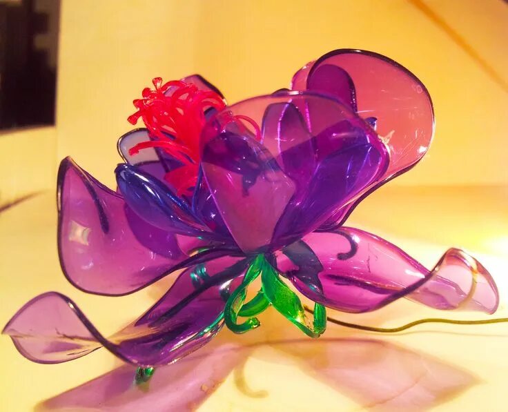 Поделки из пластика фото Пин от пользователя Susan Atwood на доске plastic crafts Поделки, Цветы из пласт