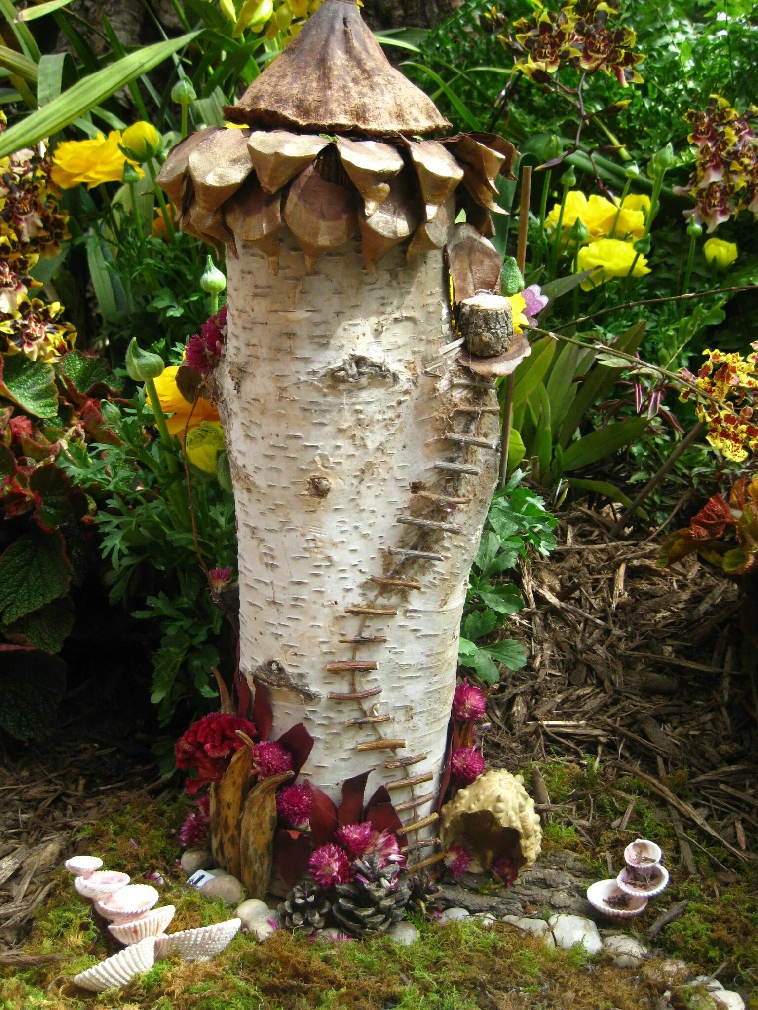 Поделки из пней для сада фото Fairy Houses Fairy garden, Mini fairy garden, Fairy houses