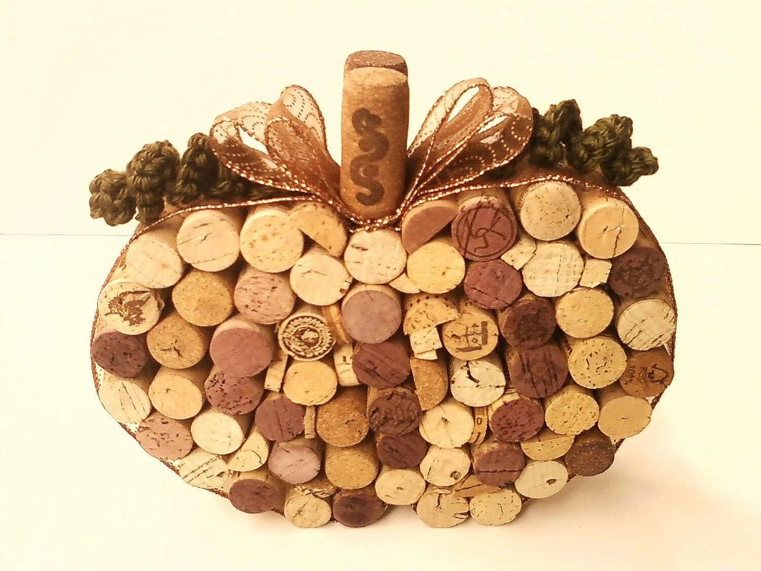 Поделки из пробок от вина фото Table Decoration - Wine Cork Apple or Pumpkin Centerpiece Wine cork crafts, Cork