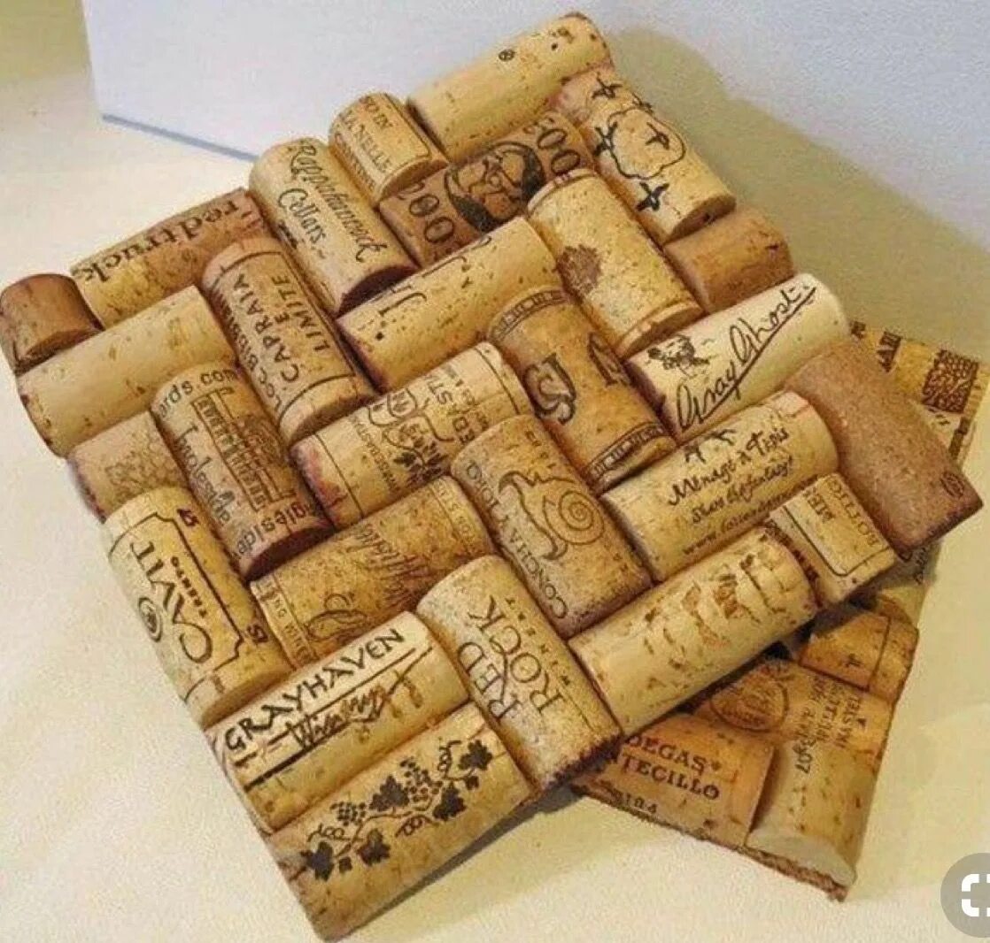 Поделки из пробок от вина фото Pin by Rose Rose on Wine corks - painted wine glasses/bottles Wine cork projects