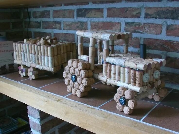 Поделки из пробок своими руками фото Tractor met aanhangwagen Wine cork crafts, Wine cork projects, Wine cork art