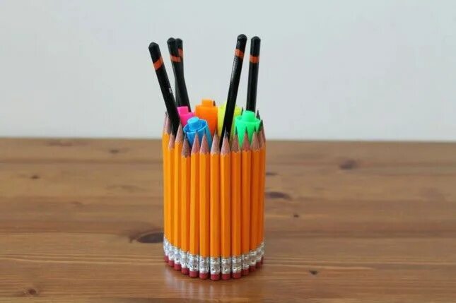 Поделки из ручек фото How to Turn Old Pencils into New Desk Accessories Pencil cup diy, Pencil cup, Di