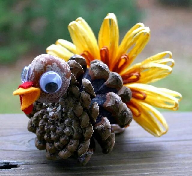 Поделки из шишек для детей фото little pinecone turkey Pinecone turkey, Pine cone crafts, Pine cones