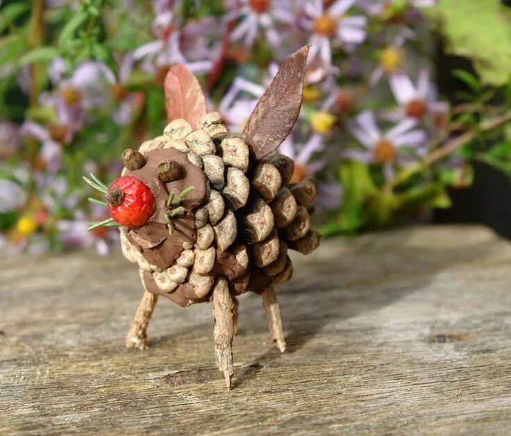 Поделки из шишек и желудей фото bricolage enfant d'une figurine de couchon en pomme de pin et feuilles Deco pomm