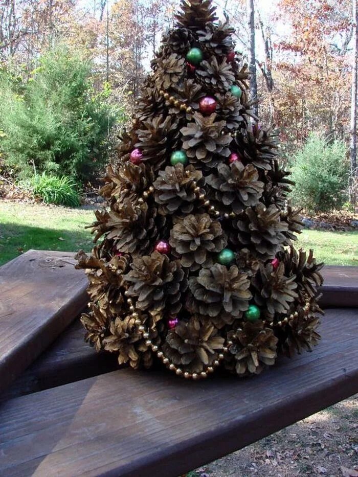 Поделки из шишек своими руками фото How to Make a Mini Christmas tree from pine cones! - Craft projects for every fa
