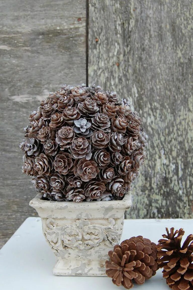 Поделки из шишек своими руками фото Easy Pine Cone Crafts to Spruce up Your Home This Holiday Season Pine cone decor