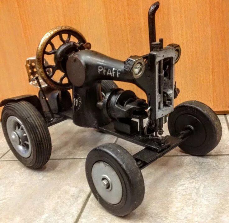Поделки из швейных машин фото Sewing machine tractor Welding art projects, Metal art projects, Scrap metal art
